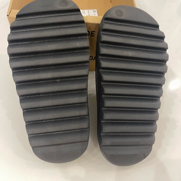 Brand new in box Yeezy slides- onyx size 3 kids - Picture 6 of 8